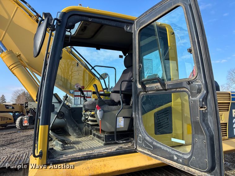 image for item EM5056 2011 Komatsu PC200LC-8 excavator