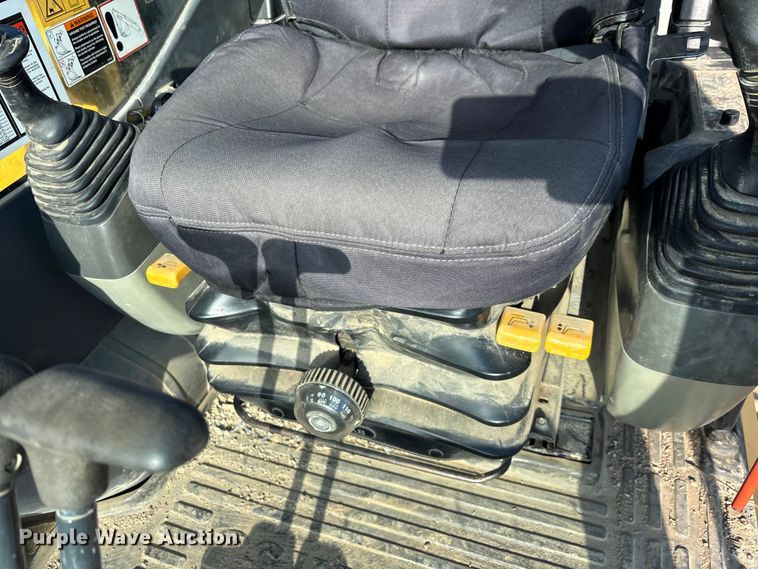 image for item EM5056 2011 Komatsu PC200LC-8 excavator