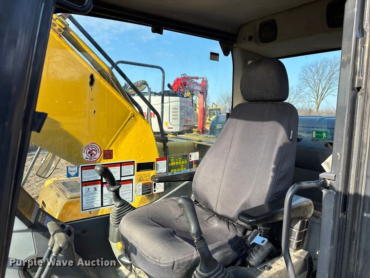 image for item EM5056 2011 Komatsu PC200LC-8 excavator