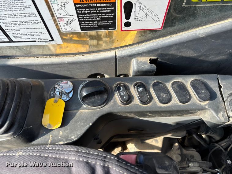 image for item EM5056 2011 Komatsu PC200LC-8 excavator