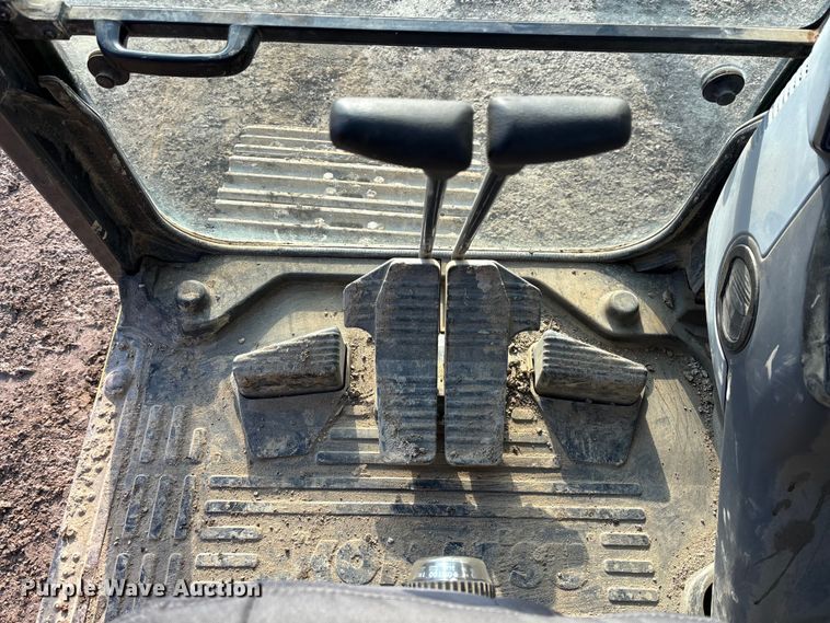 image for item EM5056 2011 Komatsu PC200LC-8 excavator