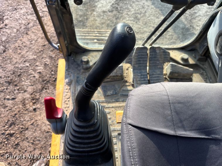 image for item EM5056 2011 Komatsu PC200LC-8 excavator