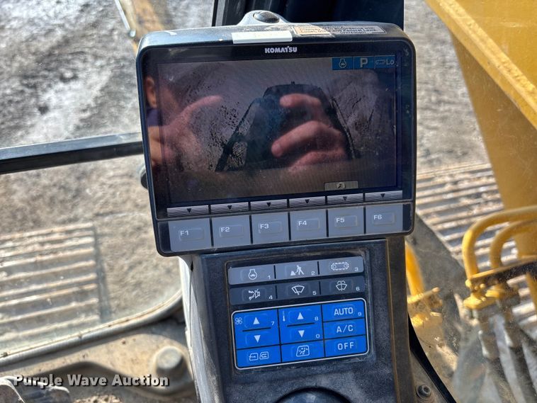 image for item EM5056 2011 Komatsu PC200LC-8 excavator