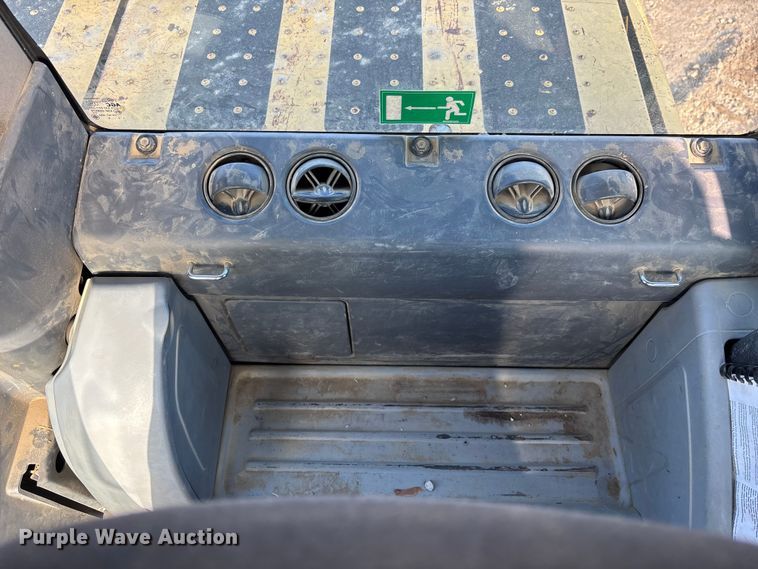 image for item EM5056 2011 Komatsu PC200LC-8 excavator