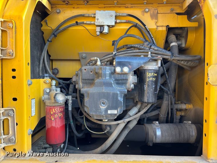 image for item EM5056 2011 Komatsu PC200LC-8 excavator