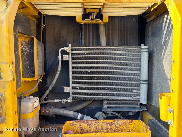 image for item EM5056 2011 Komatsu PC200LC-8 excavator