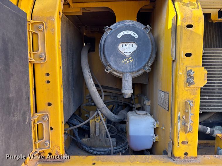 image for item EM5056 2011 Komatsu PC200LC-8 excavator