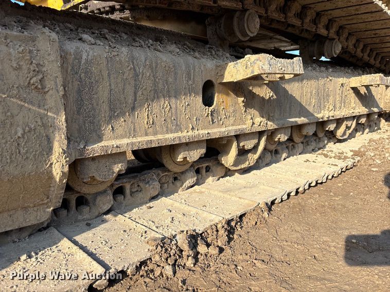 image for item EM5056 2011 Komatsu PC200LC-8 excavator