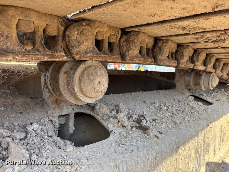 image for item EM5056 2011 Komatsu PC200LC-8 excavator