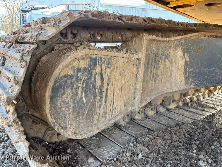image for item EM5056 2011 Komatsu PC200LC-8 excavator
