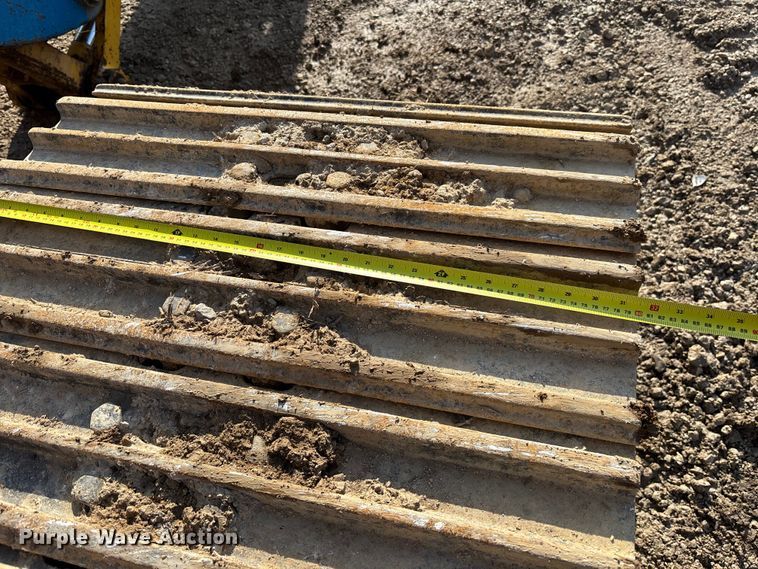 image for item EM5056 2011 Komatsu PC200LC-8 excavator