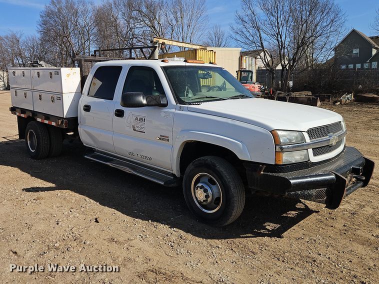image for item EO7014 2004 Chevrolet Silverado 3500 Crew Cab flatbed pickup truck