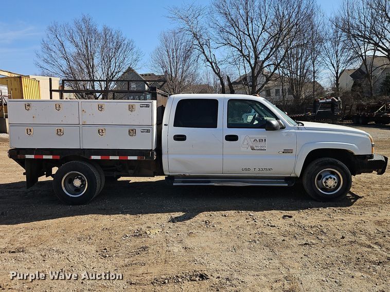 image for item EO7014 2004 Chevrolet Silverado 3500 Crew Cab flatbed pickup truck