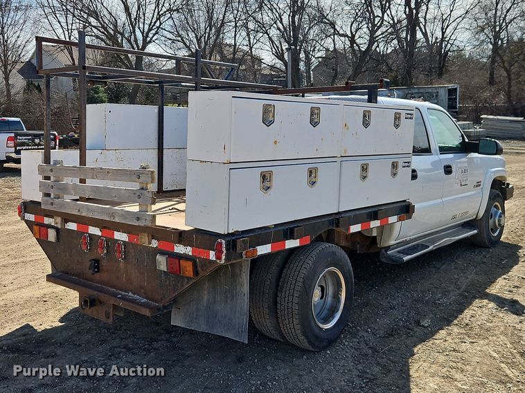 image for item EO7014 2004 Chevrolet Silverado 3500 Crew Cab flatbed pickup truck