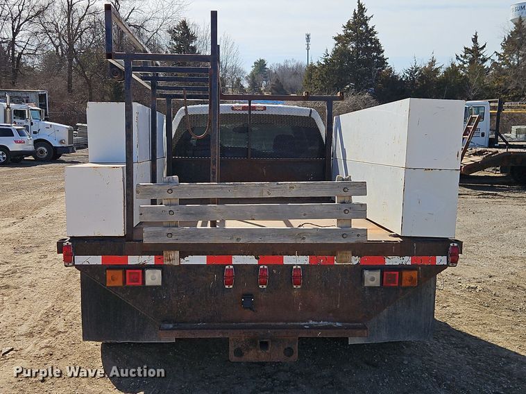 image for item EO7014 2004 Chevrolet Silverado 3500 Crew Cab flatbed pickup truck