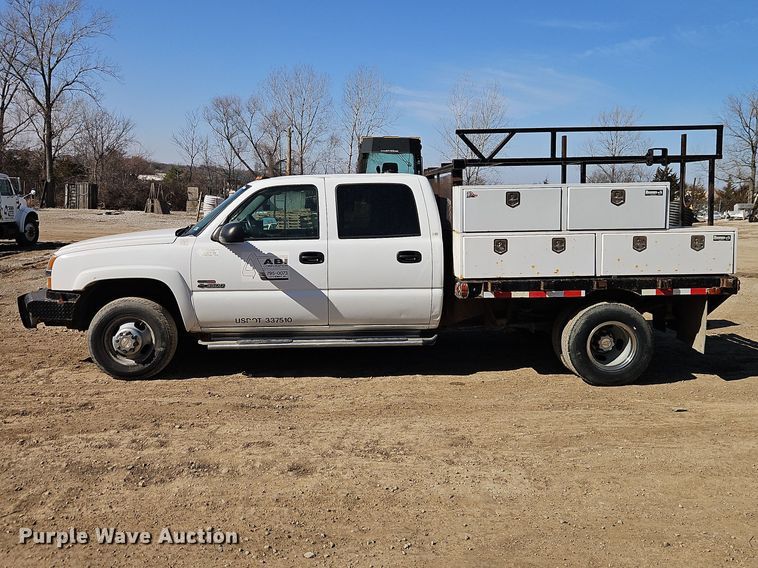 image for item EO7014 2004 Chevrolet Silverado 3500 Crew Cab flatbed pickup truck