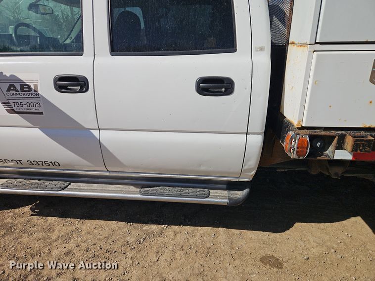 image for item EO7014 2004 Chevrolet Silverado 3500 Crew Cab flatbed pickup truck