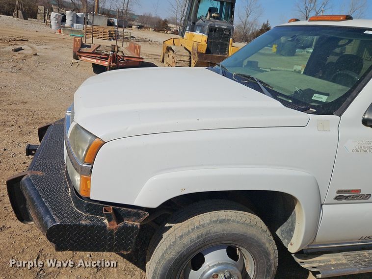 image for item EO7014 2004 Chevrolet Silverado 3500 Crew Cab flatbed pickup truck