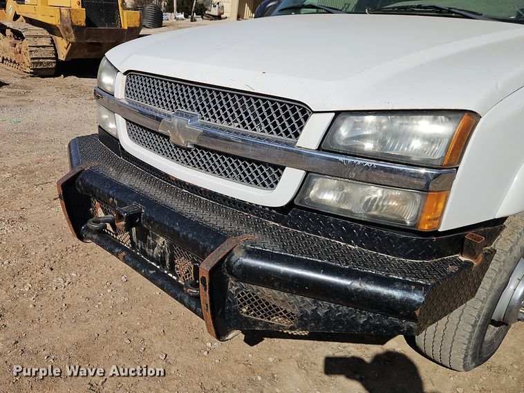 image for item EO7014 2004 Chevrolet Silverado 3500 Crew Cab flatbed pickup truck