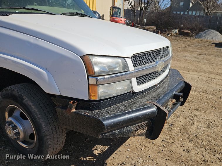 image for item EO7014 2004 Chevrolet Silverado 3500 Crew Cab flatbed pickup truck