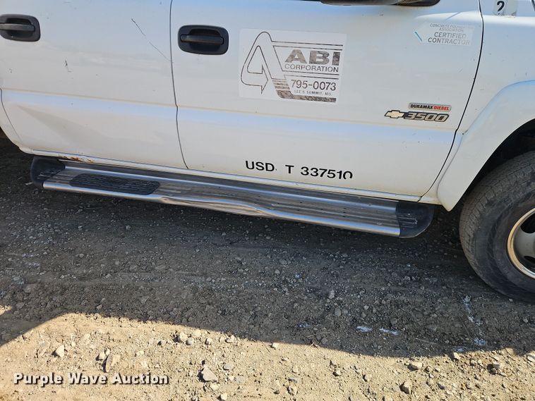 image for item EO7014 2004 Chevrolet Silverado 3500 Crew Cab flatbed pickup truck