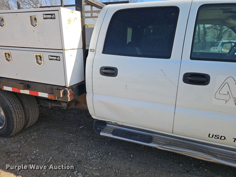 image for item EO7014 2004 Chevrolet Silverado 3500 Crew Cab flatbed pickup truck