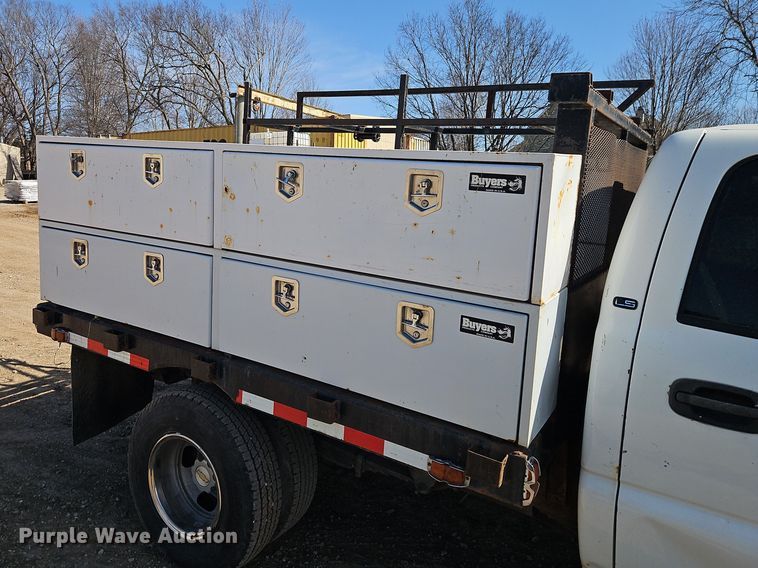 image for item EO7014 2004 Chevrolet Silverado 3500 Crew Cab flatbed pickup truck