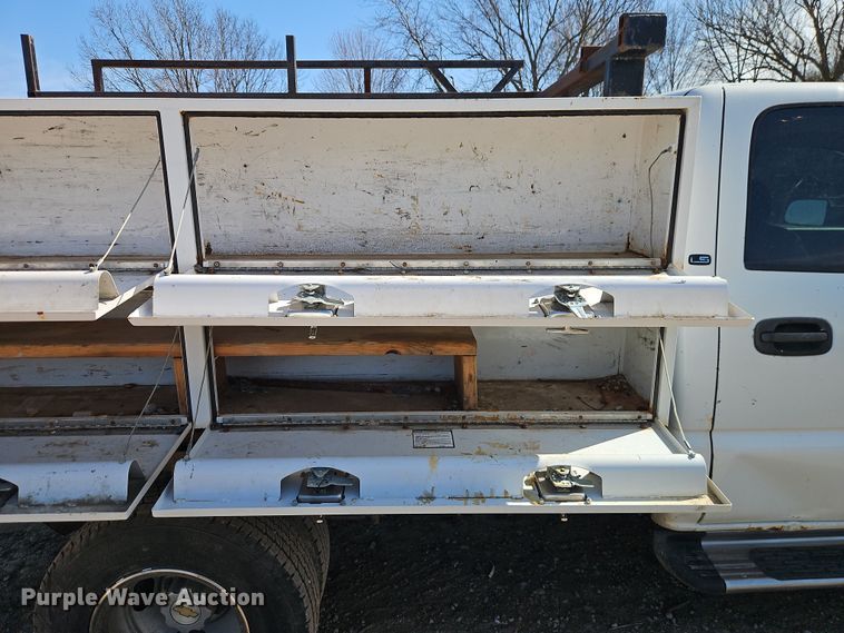 image for item EO7014 2004 Chevrolet Silverado 3500 Crew Cab flatbed pickup truck