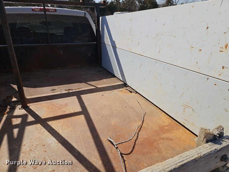 image for item EO7014 2004 Chevrolet Silverado 3500 Crew Cab flatbed pickup truck