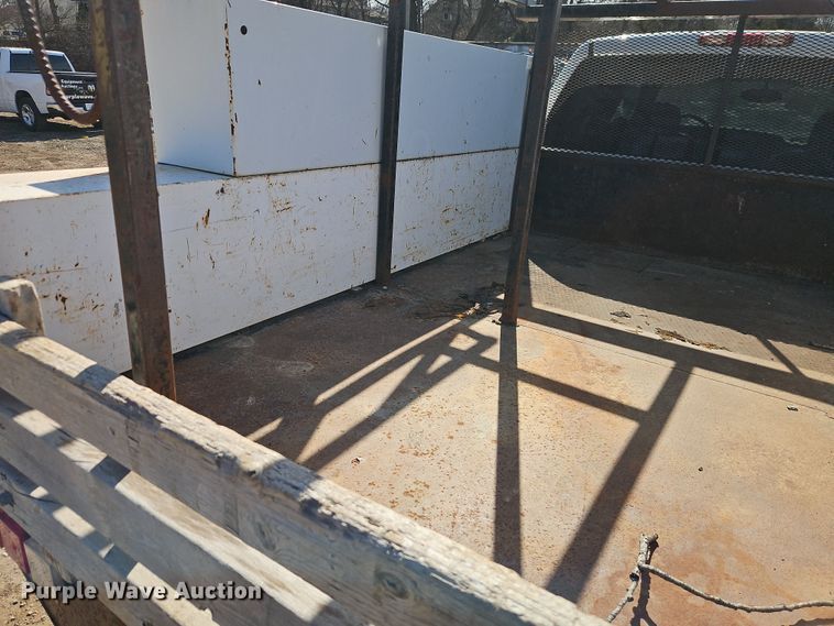 image for item EO7014 2004 Chevrolet Silverado 3500 Crew Cab flatbed pickup truck