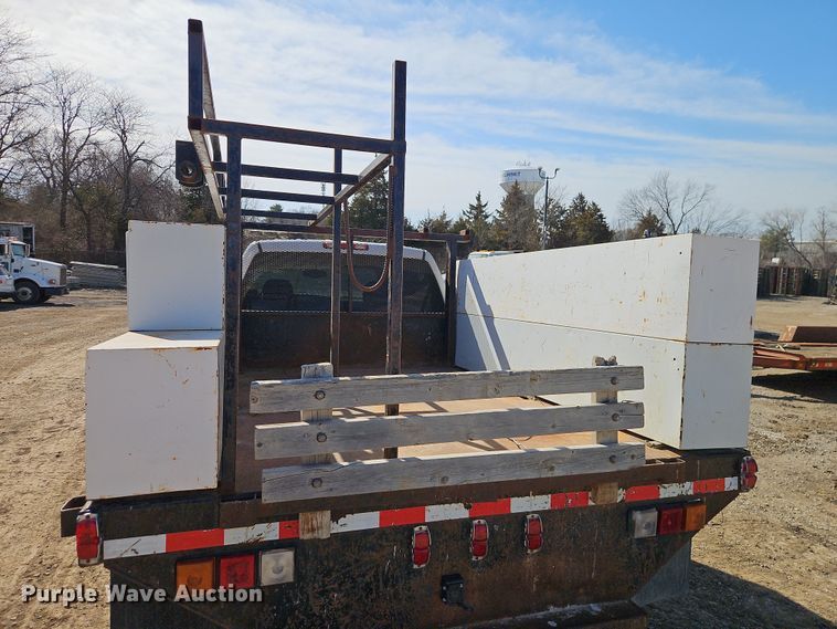 image for item EO7014 2004 Chevrolet Silverado 3500 Crew Cab flatbed pickup truck