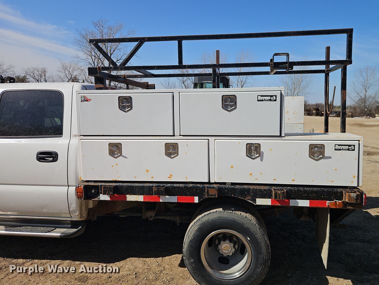 image for item EO7014 2004 Chevrolet Silverado 3500 Crew Cab flatbed pickup truck