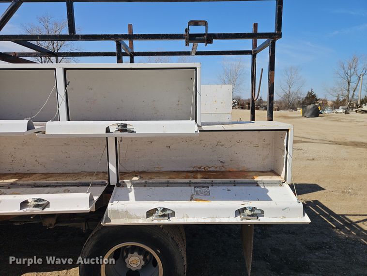 image for item EO7014 2004 Chevrolet Silverado 3500 Crew Cab flatbed pickup truck