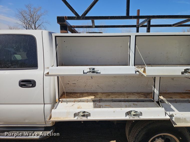 image for item EO7014 2004 Chevrolet Silverado 3500 Crew Cab flatbed pickup truck