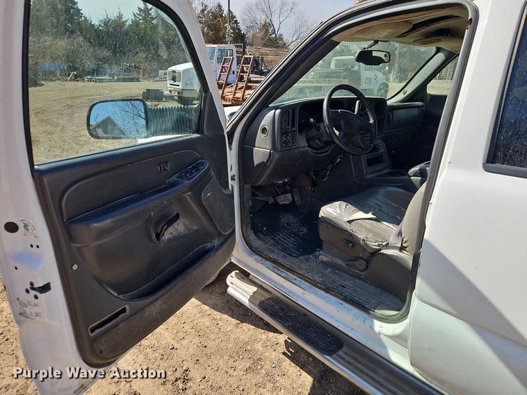 image for item EO7014 2004 Chevrolet Silverado 3500 Crew Cab flatbed pickup truck