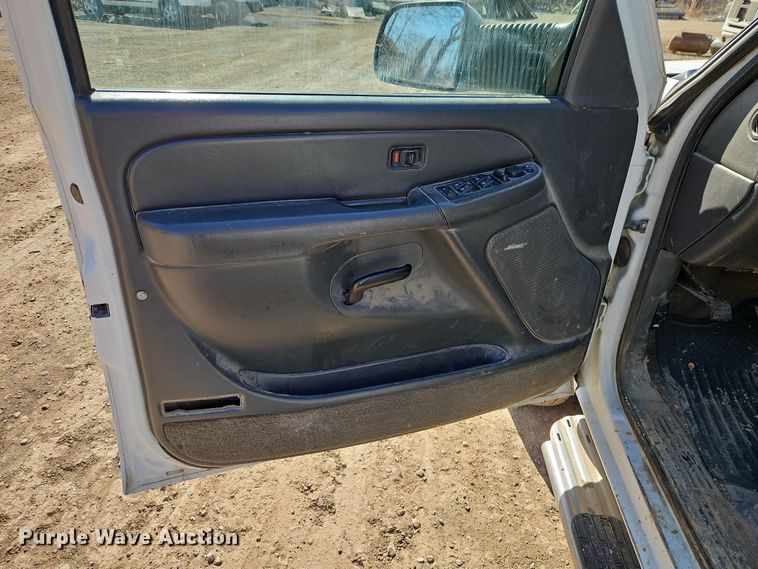 image for item EO7014 2004 Chevrolet Silverado 3500 Crew Cab flatbed pickup truck