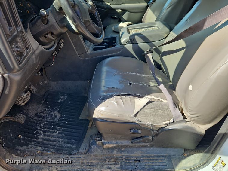 image for item EO7014 2004 Chevrolet Silverado 3500 Crew Cab flatbed pickup truck