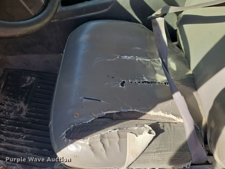 image for item EO7014 2004 Chevrolet Silverado 3500 Crew Cab flatbed pickup truck