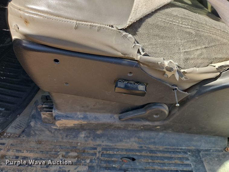 image for item EO7014 2004 Chevrolet Silverado 3500 Crew Cab flatbed pickup truck