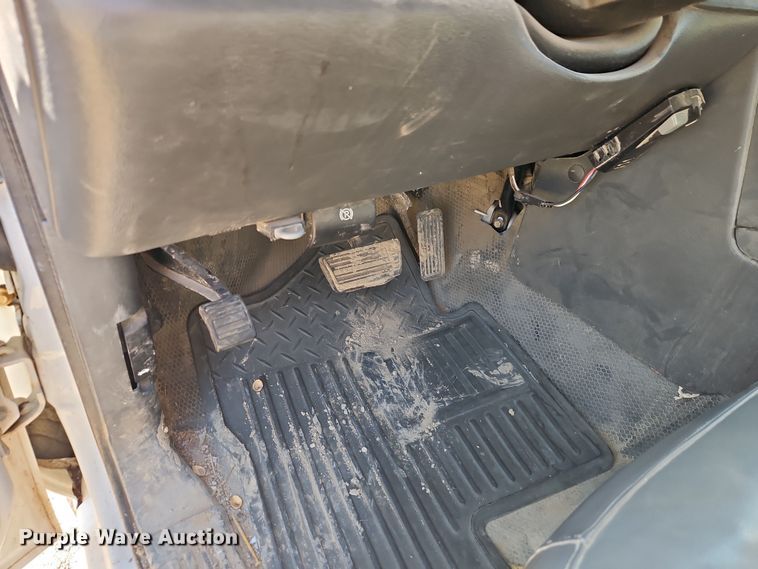 image for item EO7014 2004 Chevrolet Silverado 3500 Crew Cab flatbed pickup truck