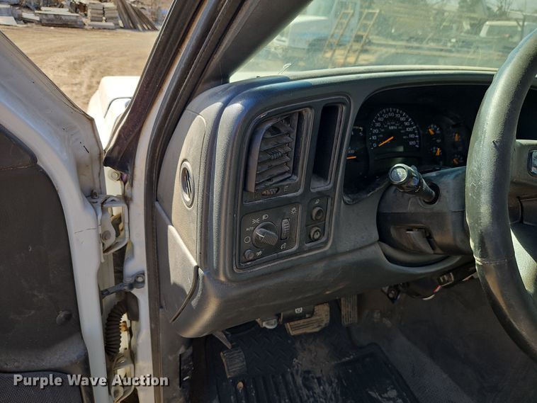 image for item EO7014 2004 Chevrolet Silverado 3500 Crew Cab flatbed pickup truck