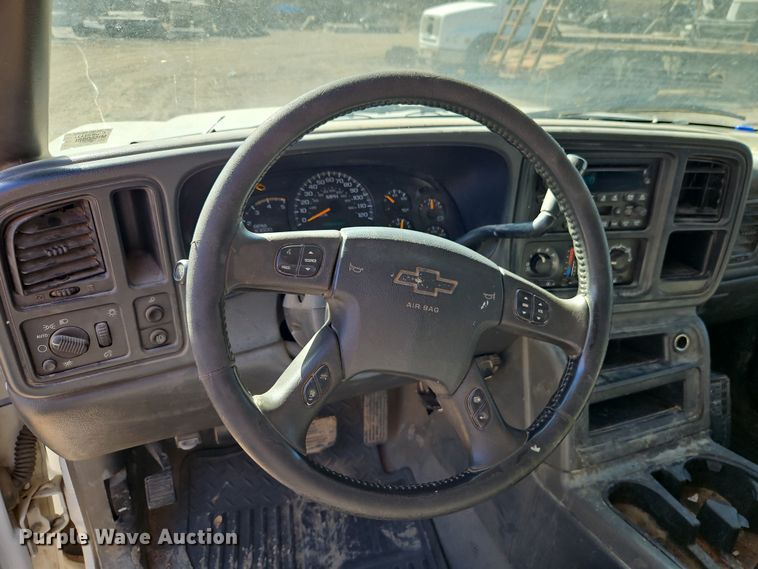 image for item EO7014 2004 Chevrolet Silverado 3500 Crew Cab flatbed pickup truck