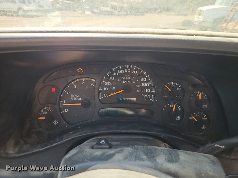 image for item EO7014 2004 Chevrolet Silverado 3500 Crew Cab flatbed pickup truck