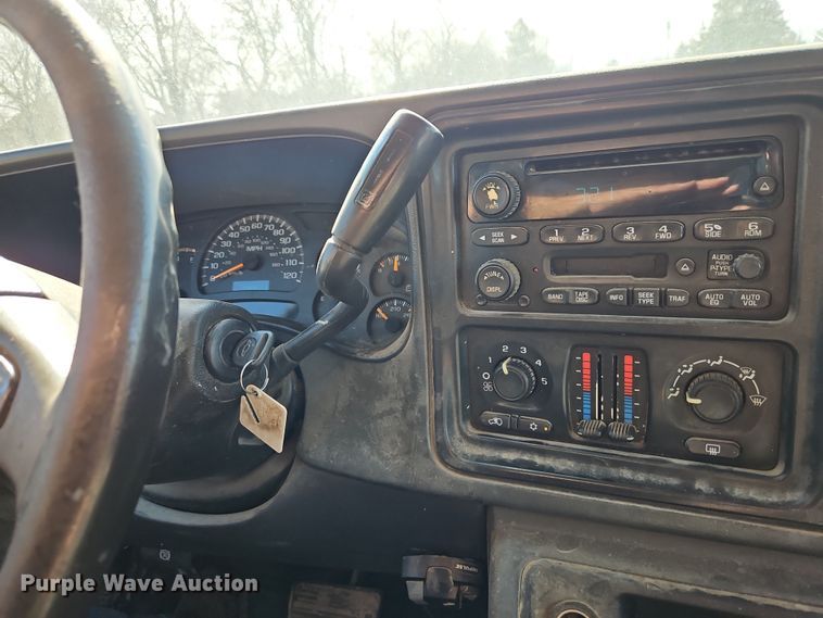 image for item EO7014 2004 Chevrolet Silverado 3500 Crew Cab flatbed pickup truck