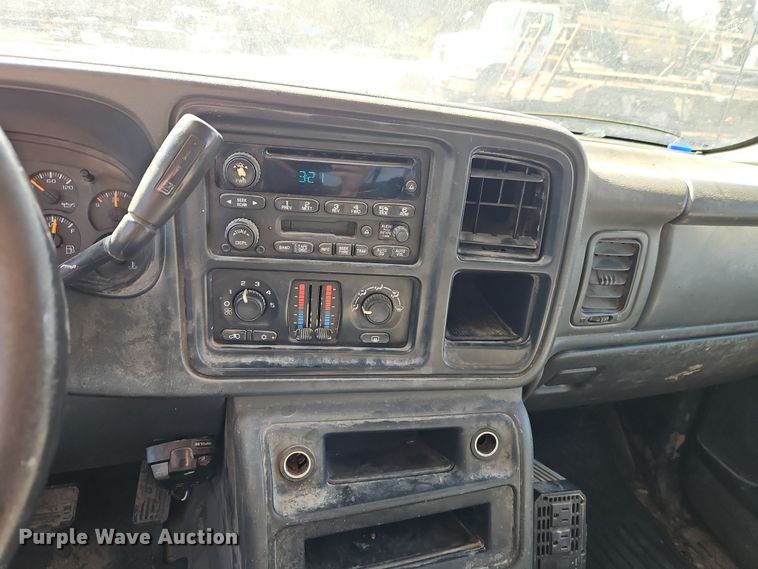 image for item EO7014 2004 Chevrolet Silverado 3500 Crew Cab flatbed pickup truck