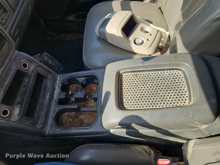 image for item EO7014 2004 Chevrolet Silverado 3500 Crew Cab flatbed pickup truck