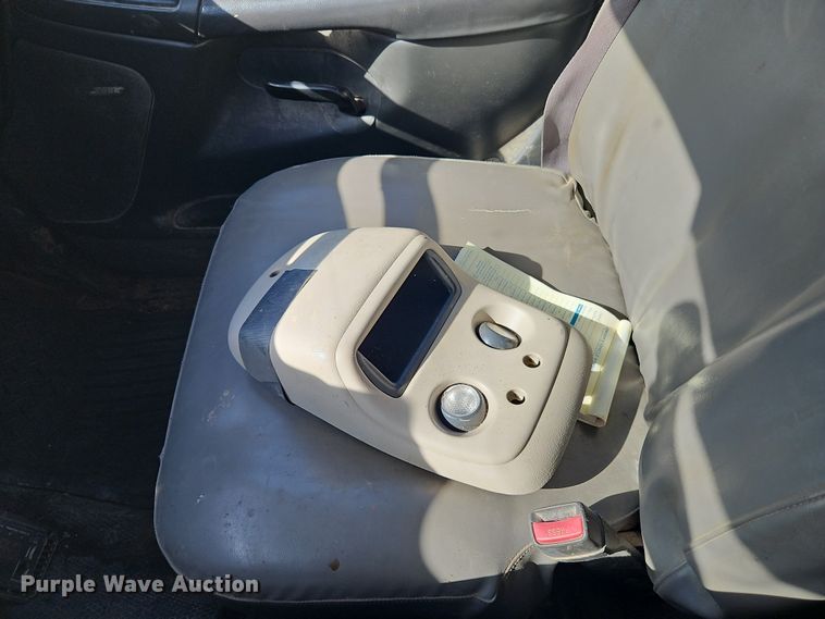 image for item EO7014 2004 Chevrolet Silverado 3500 Crew Cab flatbed pickup truck