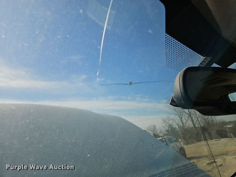 image for item EO7014 2004 Chevrolet Silverado 3500 Crew Cab flatbed pickup truck