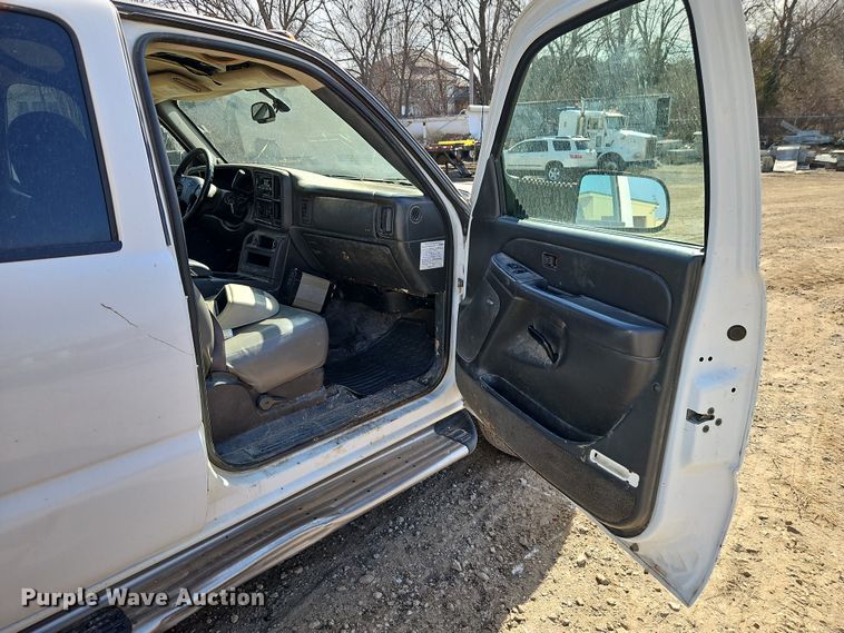 image for item EO7014 2004 Chevrolet Silverado 3500 Crew Cab flatbed pickup truck