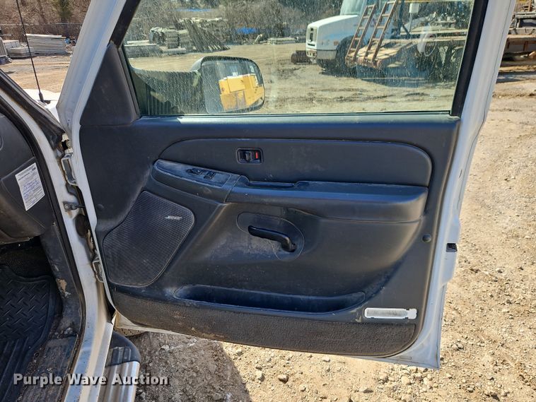 image for item EO7014 2004 Chevrolet Silverado 3500 Crew Cab flatbed pickup truck